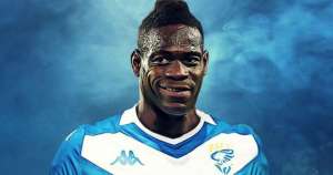 Empresário aconselha o polêmico Balotelli a pendurar as chuteiras