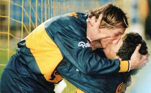 Autor de beijaço na época de Boca pode virar auxiliar de Maradona no Gimnasia