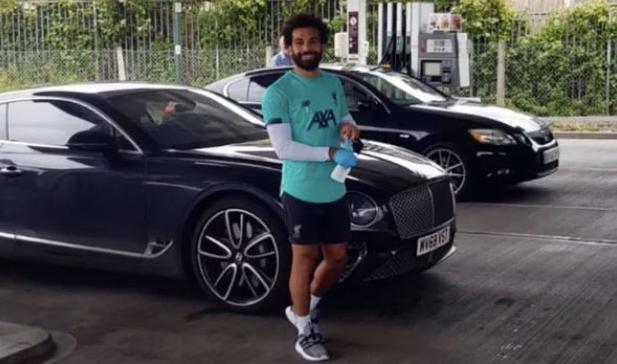 Craque do Liverpool abastece carro e paga o combustível de todos que estavam no posto