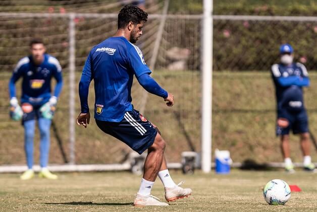 Após se recuperar da Covid-19, zagueiro volta aos treinos no Cruzeiro