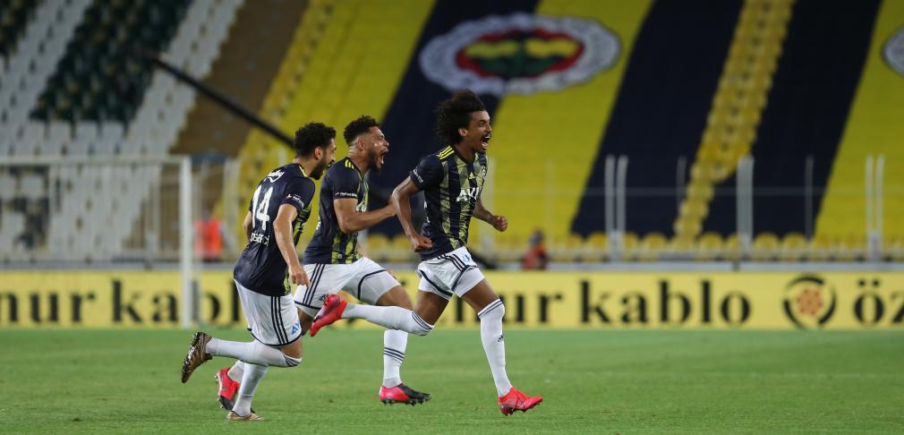 Ex-volante da Seleção dá vitória ao Fenerbahçe com bonito gol aos 44’/2T. VEJA O GOL!