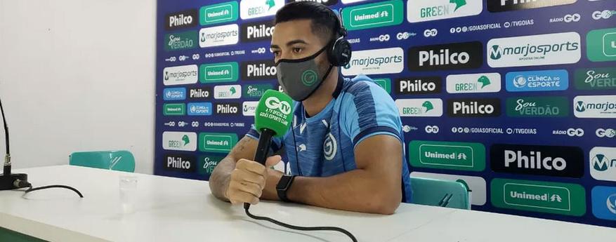 Lateral do Goiás não quer saber de futebol agora: “Não seria adequado”