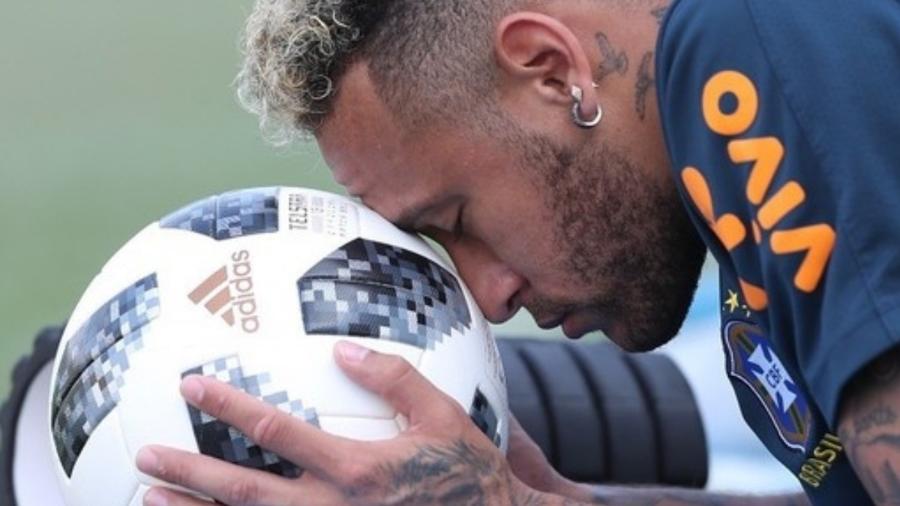 Solteiro, Neymar se declara para a bola de futebol: ‘Feliz dia dos namorados, mozão’
