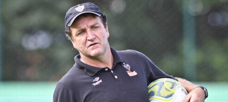 Ex-meia do Atlético-MG acusa técnico Cuca de cobrar dinheiro para escalar jogadores