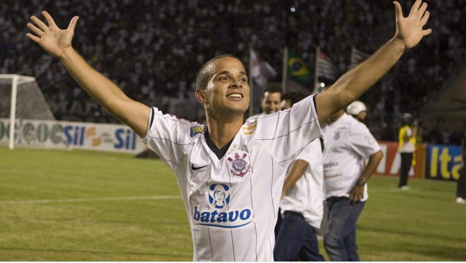 Após deixar Confiança, ex-meia de Corinthians e Vasco anuncia aposentadoria