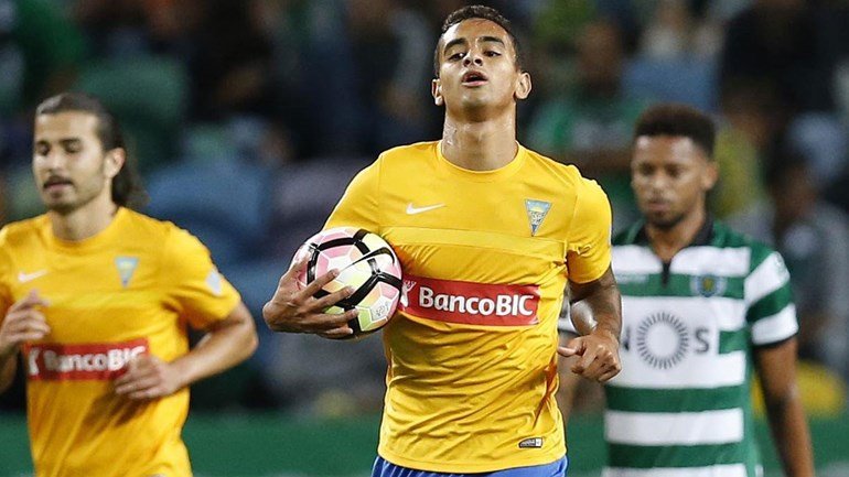 Paraná acerta com ex-atacante do Internacional com carreira na Europa