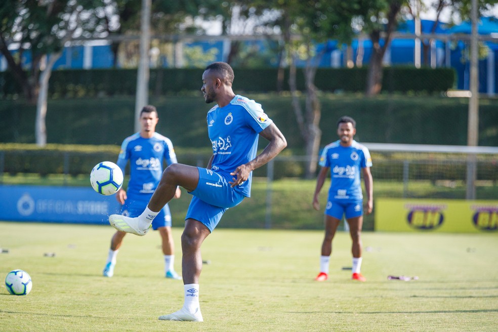 Time da Série B admite interesse por lateral do Palmeiras