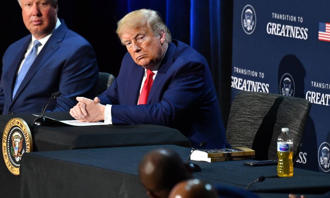 Trump promete não assistir futebol e NFL caso jogadores se ajoelhem durante hino