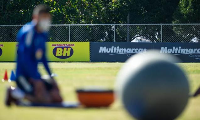Clube da Série B afasta dois jogadores com suspeita de Covid-19