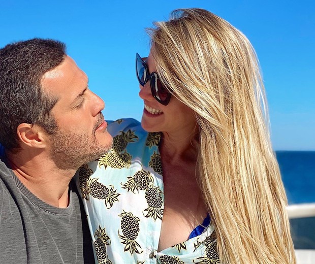 Em meia à pandemia, ex-Fla e seleção cai no samba em barco de luxo