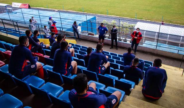 Clube catarinense volta a treinar, mas presidente ameaça não entrar em campo