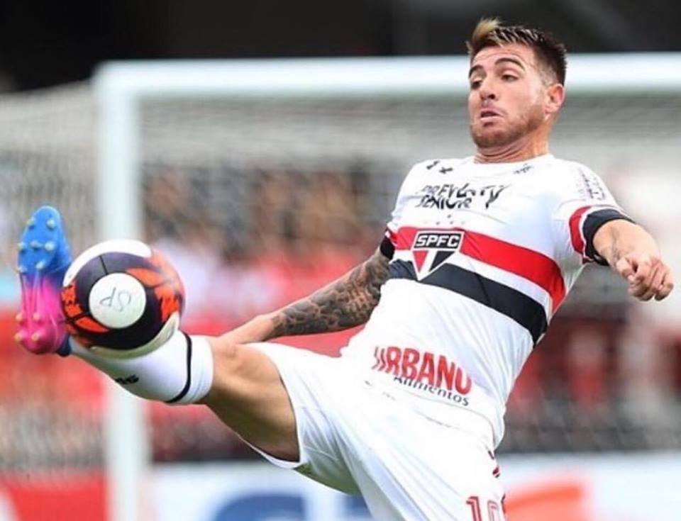 Fagner com a bola no jogo contra o São Paulo