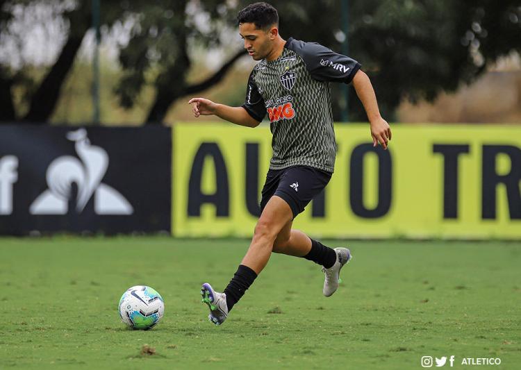 Atlético-MG oficializa contratação de ex-volante do Goiás, que assina até 2025