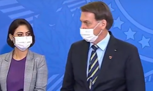 Bolsonaro usa pin do Fla, brinca com Felipe Melo, mas não assina MP do Futebol