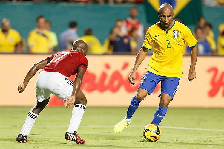 Time da Série D admite interesse por ex-lateral de Cruzeiro e Seleção Brasileira