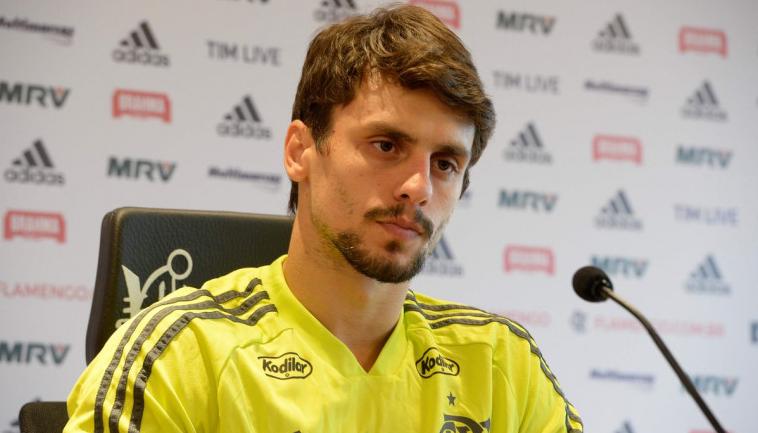 Zagueiro do Flamengo se diz seguro, mas evita opinar sobre volta: ‘Foge da alçada’