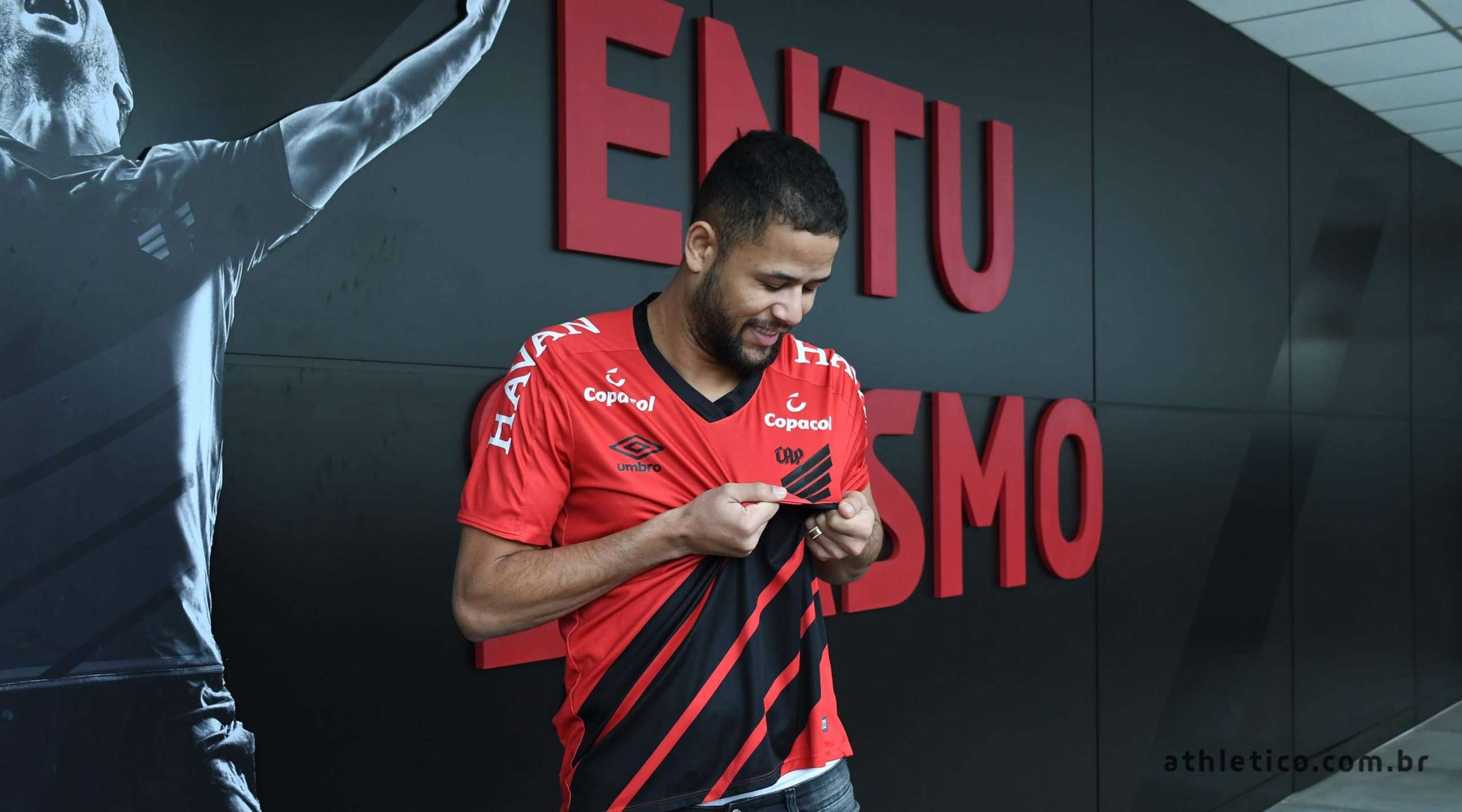 Ex-Santos e Flamengo é apresentado no Athletico-PR. Assista!