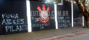 Muros da sede social do Corinthians são pichados com ameaças a Andrés Sanchez