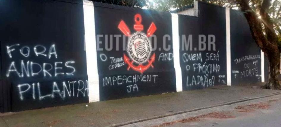 Muros da sede social do Corinthians são pichados com ameaças a Andrés Sanchez