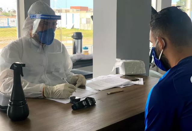 Clube da Série B tem suspeita de Covid-19 e afasta jogador