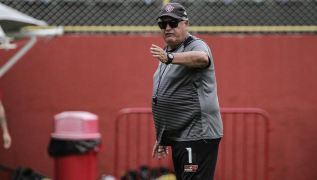 Clube da Série B desliga campeão brasileiro e já anuncia novo treinador