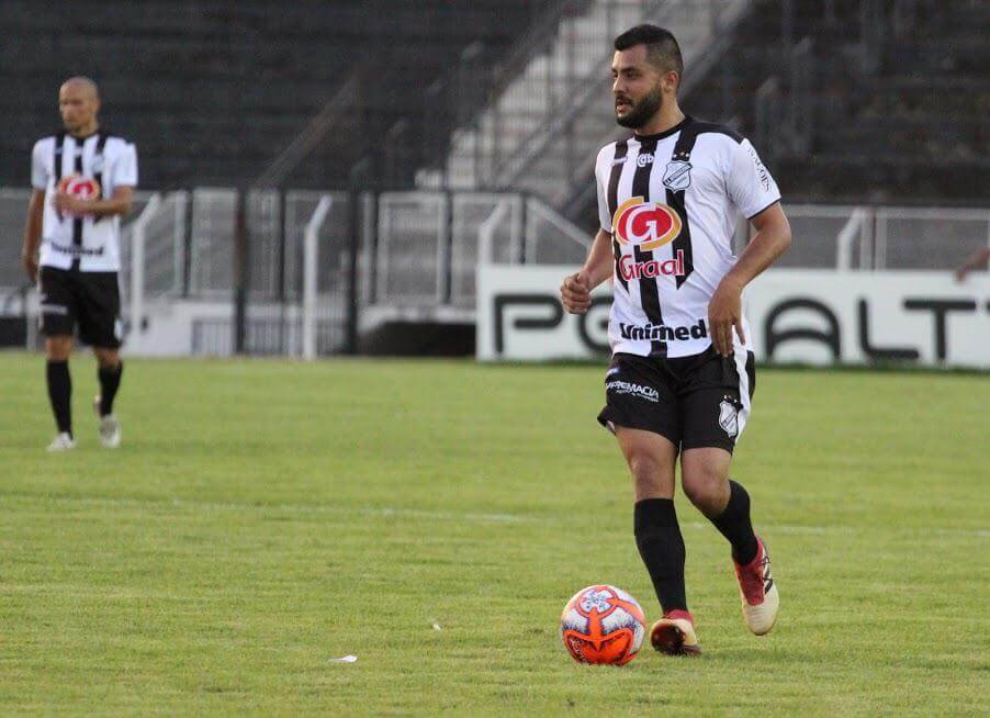 Em culto, volante anuncia aposentadoria após o Paulistão para virar pastor