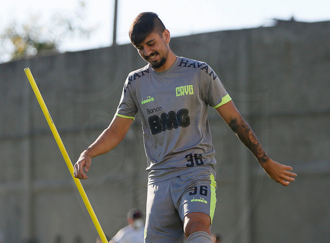 Vasco paga salários com dinheiro da venda de Marrony, mas segue com atrasos