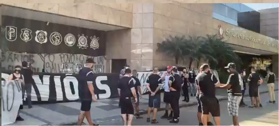 Torcida do Corinthians protesta em frente ao Parque São Jorge