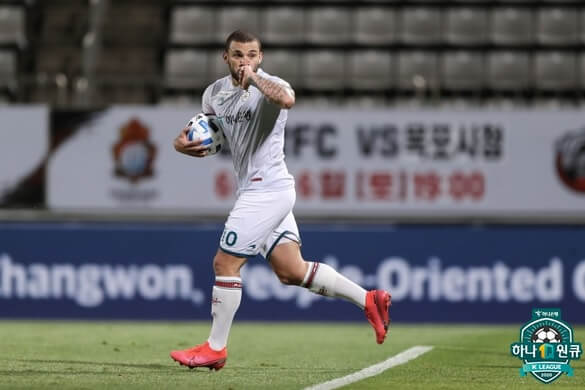 Xodó na Ponte Preta marca mais uma vez e segue brilhando na Coreia do Sul