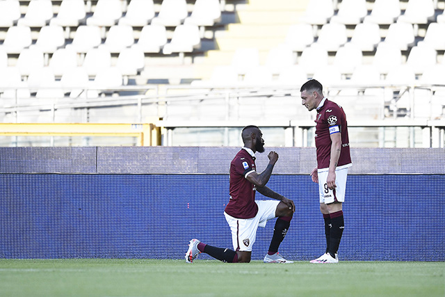 Italiano é retomado após mais de cem dias com protesto racial em 1º gol