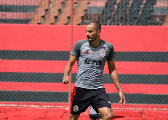 Zagueiro do Campinense revela negociação com time da Série C