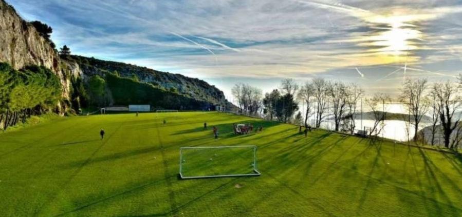 Luto! Operário morre após pedra se soltar em penhasco no CT de clube europeu