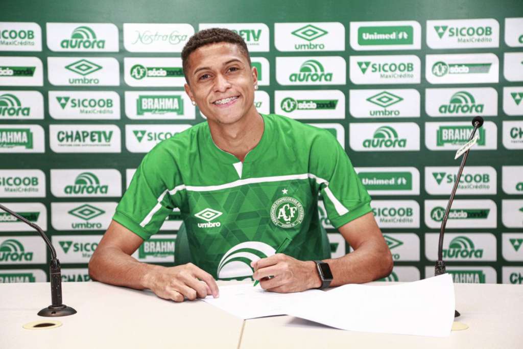Rafael Santos foi apresentado nesta segunda-feira pela Chapecoense (Foto: Márcio Cunha / ACF)