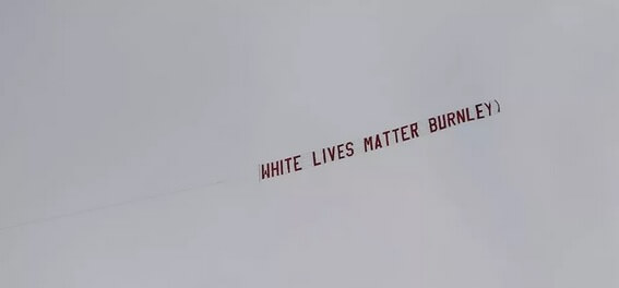 Time inglês critica utilização de avião que sobrevoou estádio com frase racista