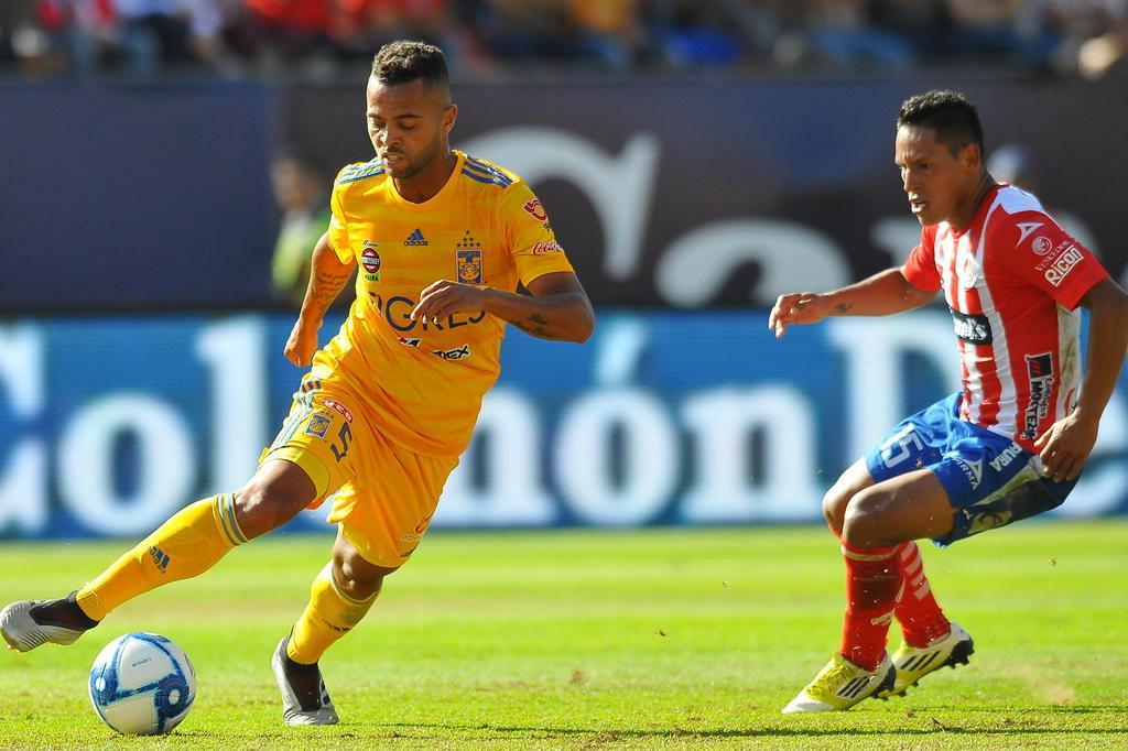 Visado por times brasileiros, volante ex-Atlético-MG renova com clube mexicano