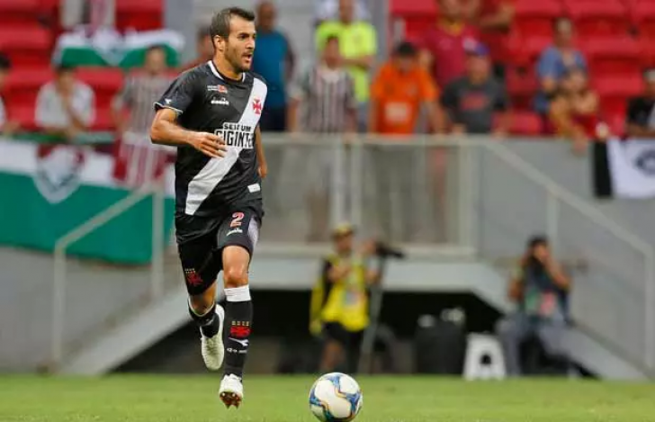 Ex-Vasco, lateral-direito chega à Belo Horizonte para assinar com o Cruzeiro