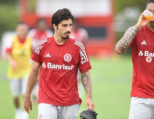 Com pouco espaço no Inter, lateral-esquerdo entra na mira de time dos Emirados Árabes