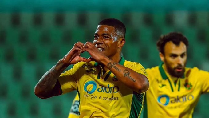 PORTUGUÊS: Ex-Corinthians brilha e time sensação tropeça na briga por Liga Europa