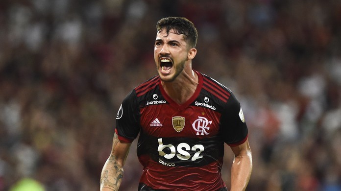 Zagueiro do Flamengo vê técnicos estrangeiros “muito mais evoluídos” que brasileiros