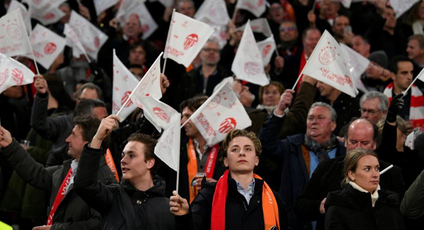 País da Europa libera público, mas recomenda que torcida não cante