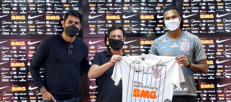 Atacante ex-Manchester City minimiza problemas financeiros do Corinthians