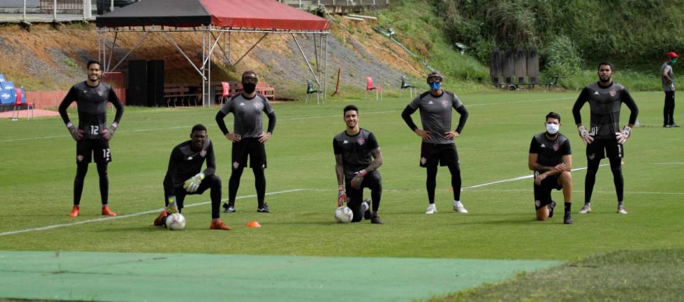 Em grupos, clube da Série B trabalha forte até sob chuva