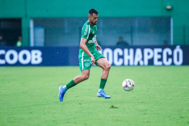 Volante da Chape não entra em polêmica sobre Avaí: “Cada um defende sua causa”