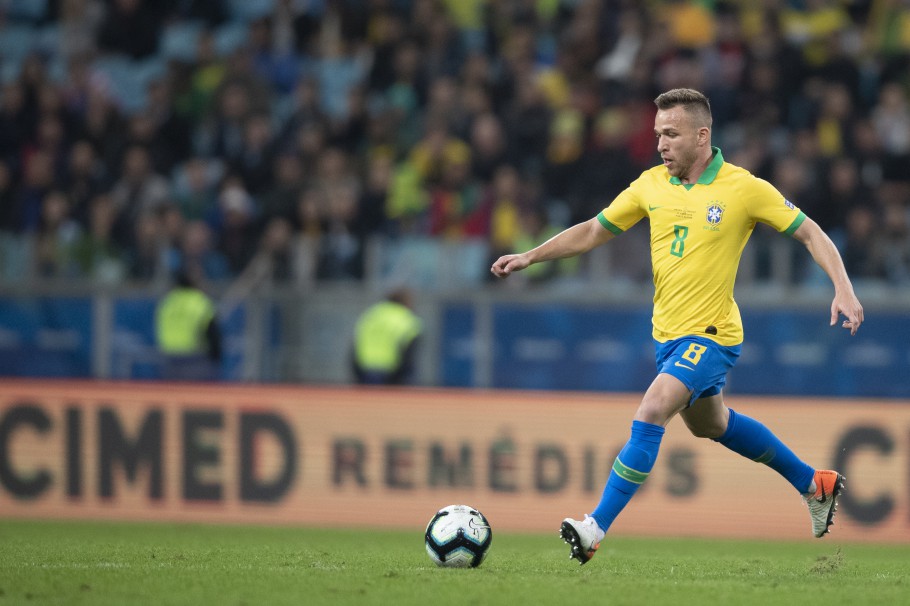 Venda de volante do Barcelona renderá milhões a Goiás e Grêmio