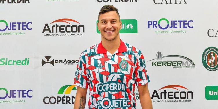 Lutando contra a degola, equipe catarinense confirma permanência de meia ex-Paraná