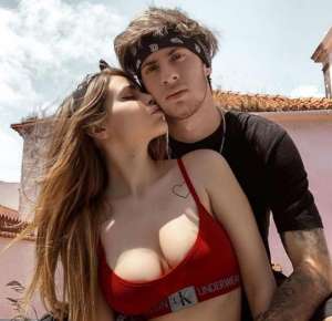 Após publicações polêmicas e picantes com a namorada, jogador é dispensado