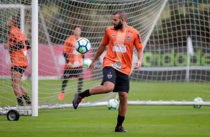 De saída do Atlético-MG, volante recebe proposta de rival do Brasileirão