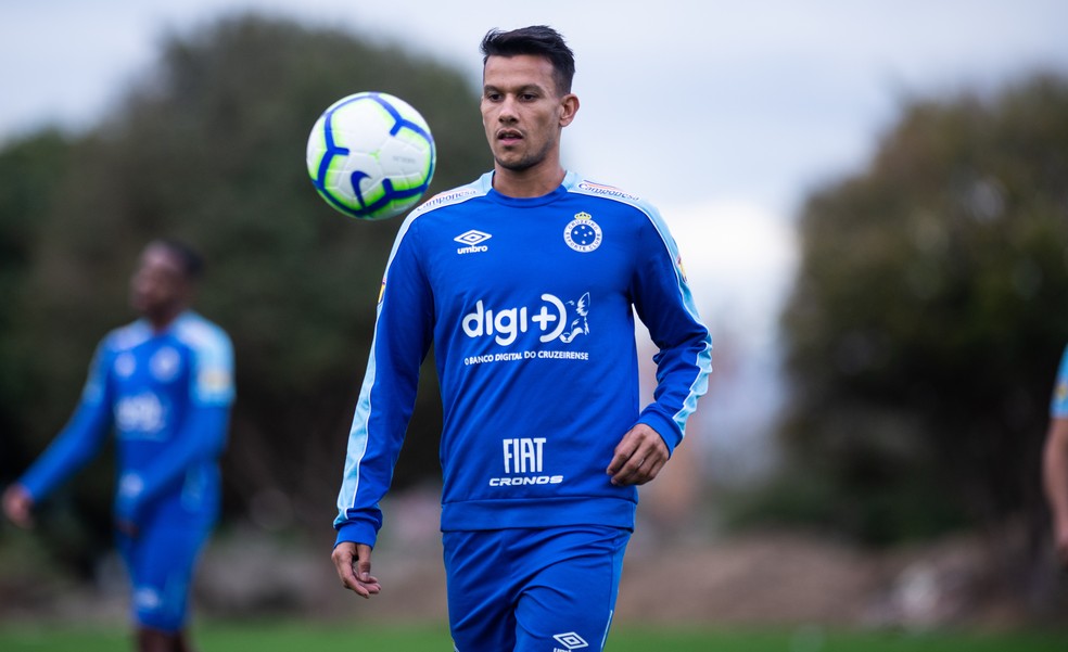 Henrique sofre acidente de carro e é levado a hospital com ferimentos leves