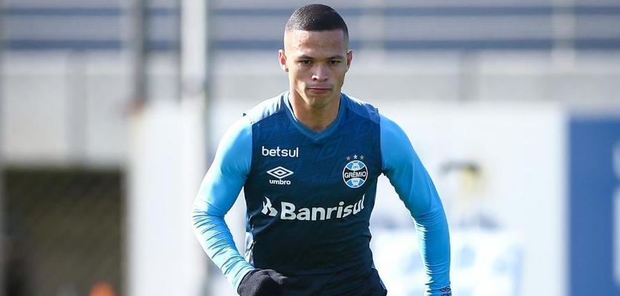Grêmio estipula multa de quase um bilhão de reais para volante de 22 anos