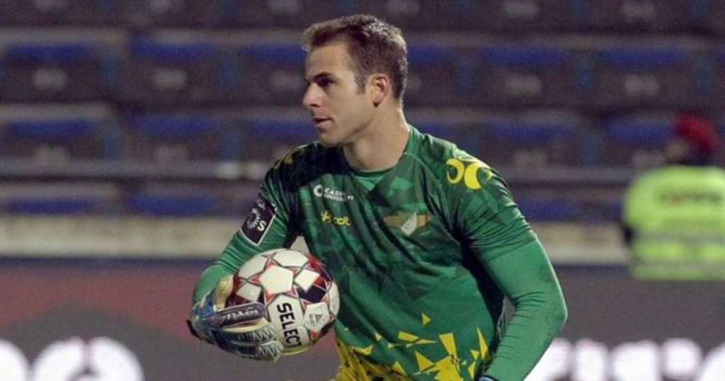 Mateus Pasinato com a camisa do Moreirense